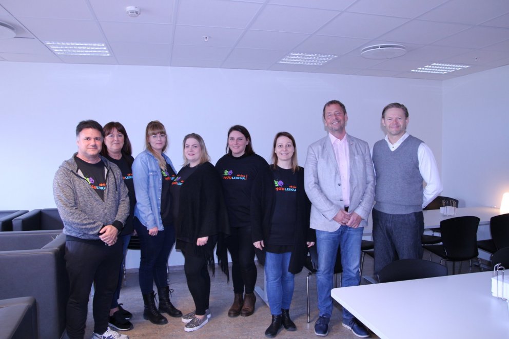 Aðstandendur Þjóðleiks á Suðurnesjum, ásamt Birni Inga og Ara.