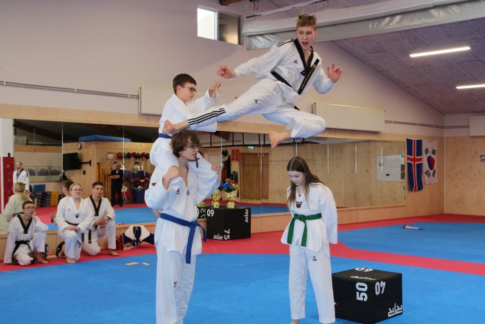 Það tóku margir andköf þegar þetta atriði frá Taekwondo deildinni var sýnt við vígsluna.