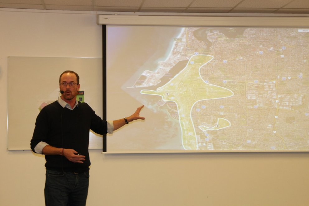 Hér sýnir Griffin Longley hvernig útivistarsvæði barna hefur skroppið saman frá því hann var barna …