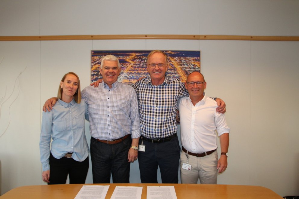 Við undirritun samningsins. Frá vinstri: Guðrún Björg Sigurðardóttir sviðsstjóri fjölskyldusviðs Su…