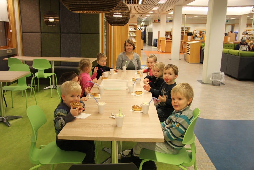 Ungir kaffihúsagestir.