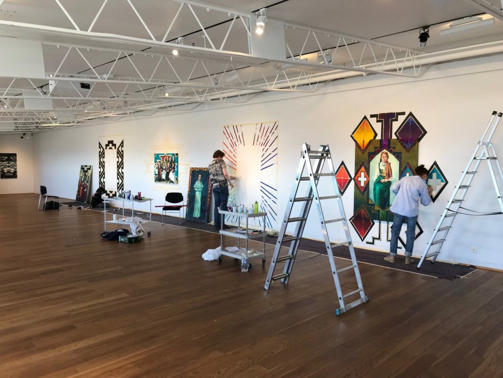 Nemendur úr Myndlistaskóla Reykjavíkur aðstoða við uppsetningu sýningarinnar Fjölskyldumynstur í Li…