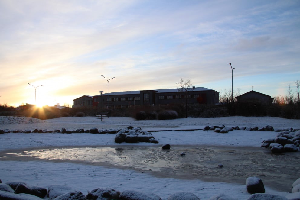 Myllubakkaskóli og nánast umhverfi á fallegum vetrardegi.