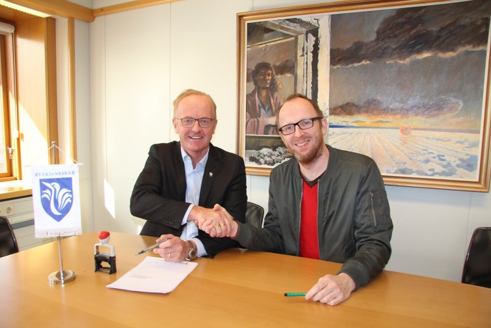 Kjartan Már og Pétur Rúnar handsala samninginn.