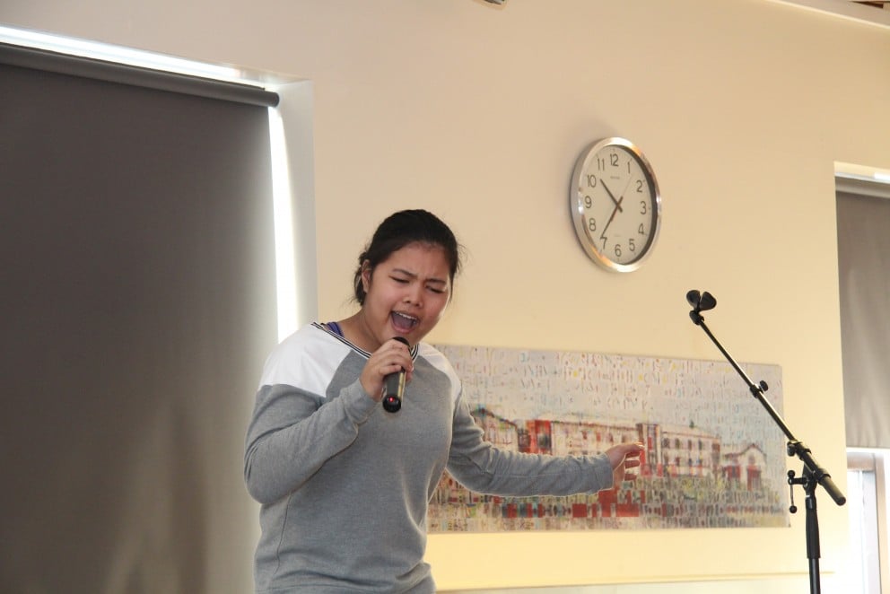 Jóhanna Ruth syngur á sal.