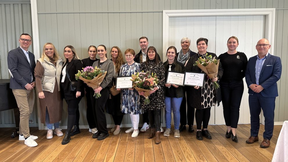 Hvatningarverðlaun Menntaráðs 2024. Fulltrúar verkefnisins ásamt Sighvati Jónsyni varaformanni Menn…