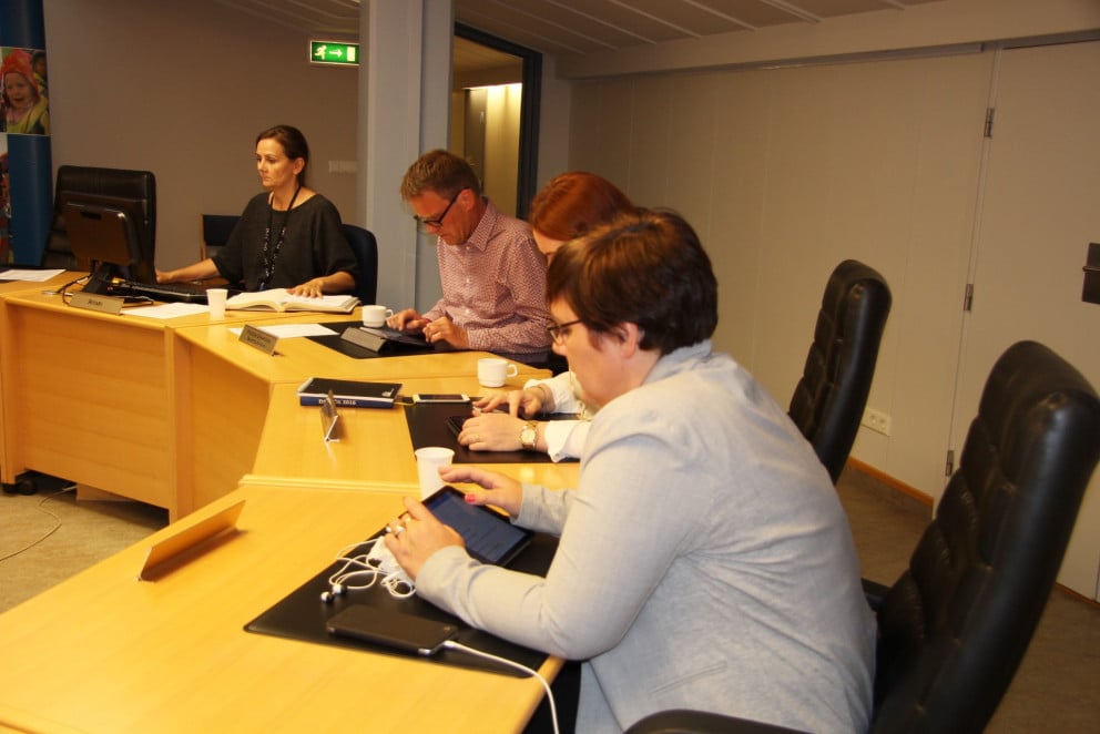 Bæjarfulltrúar með spjaldtölvur á fyrsta rafvædda bæjarstjórnarfundinum 16. ágúst 2016.