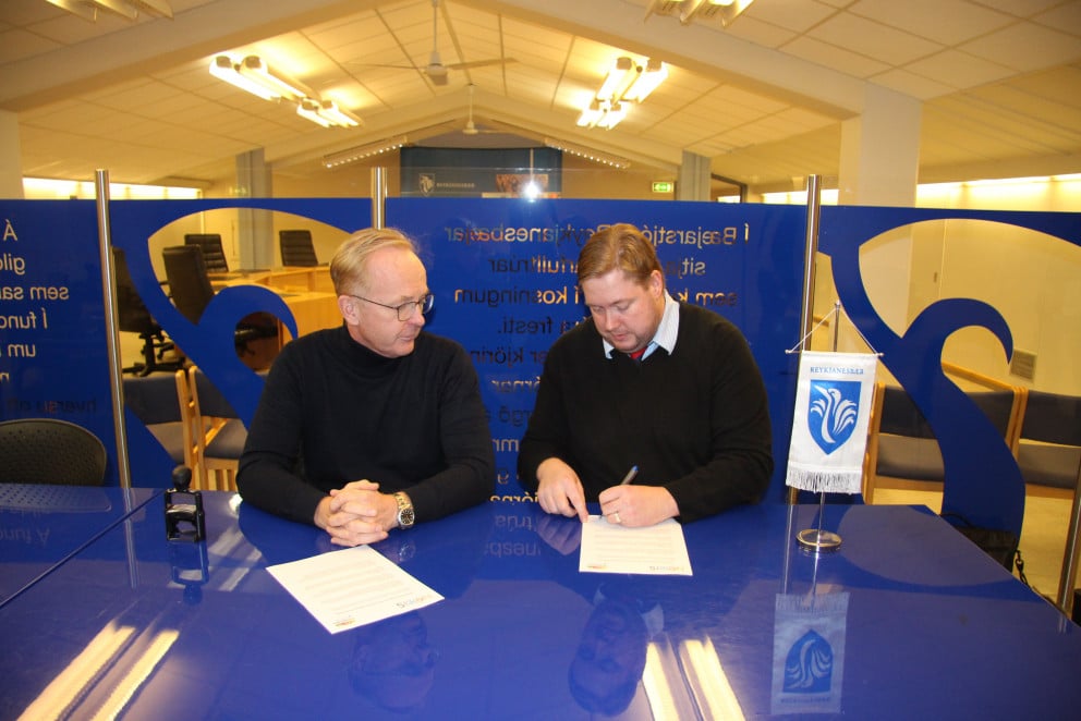 Kjartan Már Kjartansson bæjarstjóri og Jóhann Friðriksson lýðheilsufræðingur skrifa undir samningin…