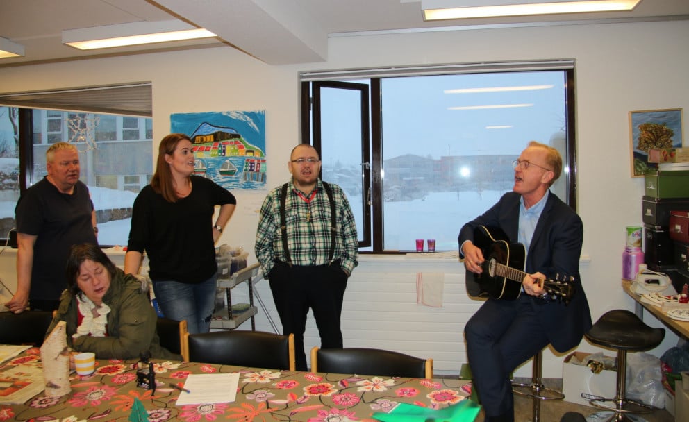 Bráðum koma blessuð jólin hljómaði eftir undirritun. Um undirspil sá bæjarstjóri.