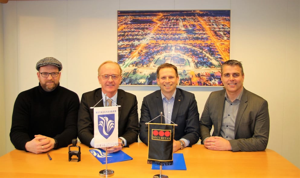 Guðlaugur H. Sigurjónsson sviðsstjóri Umhverfissviðs, Kjartan Már Kjartansson bæjarstjóri, Guðmundu…