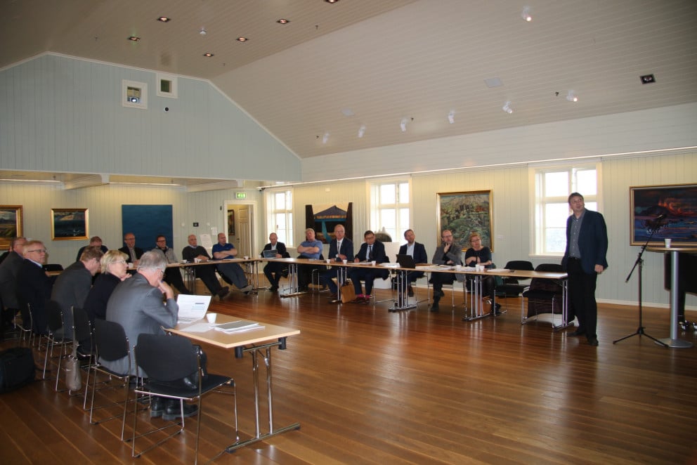 Oddur Jónsson sérfræðingur frá KPMG kynnti aðlögunaráætlunina á aukafundi bæjarstjórnar í dag.