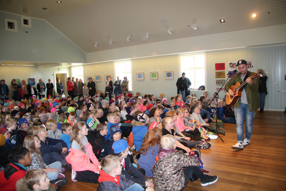 Friðrik Dór setti listahátíð barna 2017 með nemendum í 4. bekkjum grunnskólanna í Reykjanesbæ.
