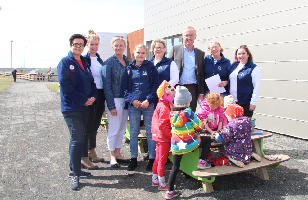 Frá undirritun samnings við Hjallastefnuna sem fram fór á Akri 6. júní sl.