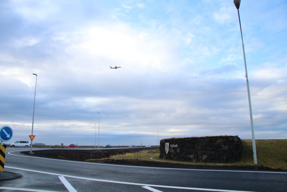 Samkvæmt reglugerðinni skal m.a. kortleggja hávaða við flugvelli og umferðarþunga vegi.