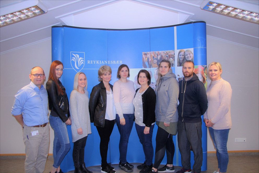 Hluti nema í leikskólakennarafræðum ásamt Helga Arnarsyni sviðsstjóra Fræðslusviðs og Ingibjörgu Br…