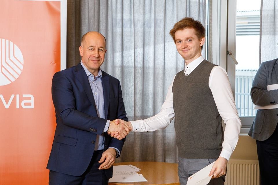 Adam Calicki tekur hér á móti styrknum úr samfélagssjóði Isavia sem afhentur var af Sigurður Ólafss…