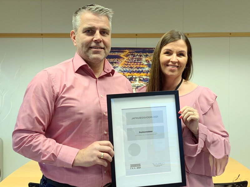 Kolbrún Sigtryggsdóttir mannauðsfulltrúi og Kristinn Óskarsson mannauðsstjóri tóku á móti viðurkenn…
