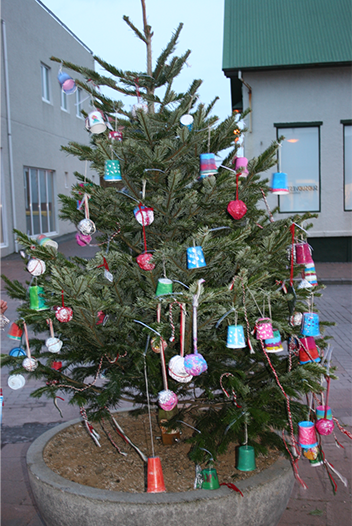 Jólatré á Hafnargötu sem skreytt var af leikskólabörnum.