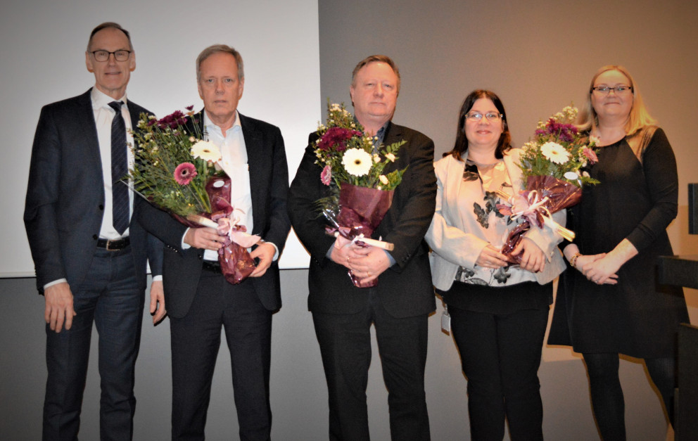 Frá viðurkenningunni á föstudag. Jón Ingi Benediktsson innkaupastjóri Reykjanesbæjar er í miðju myn…