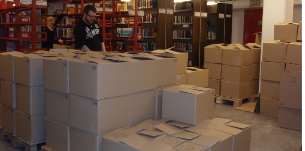 Safninu pakkað í kassa fyrir flutning.