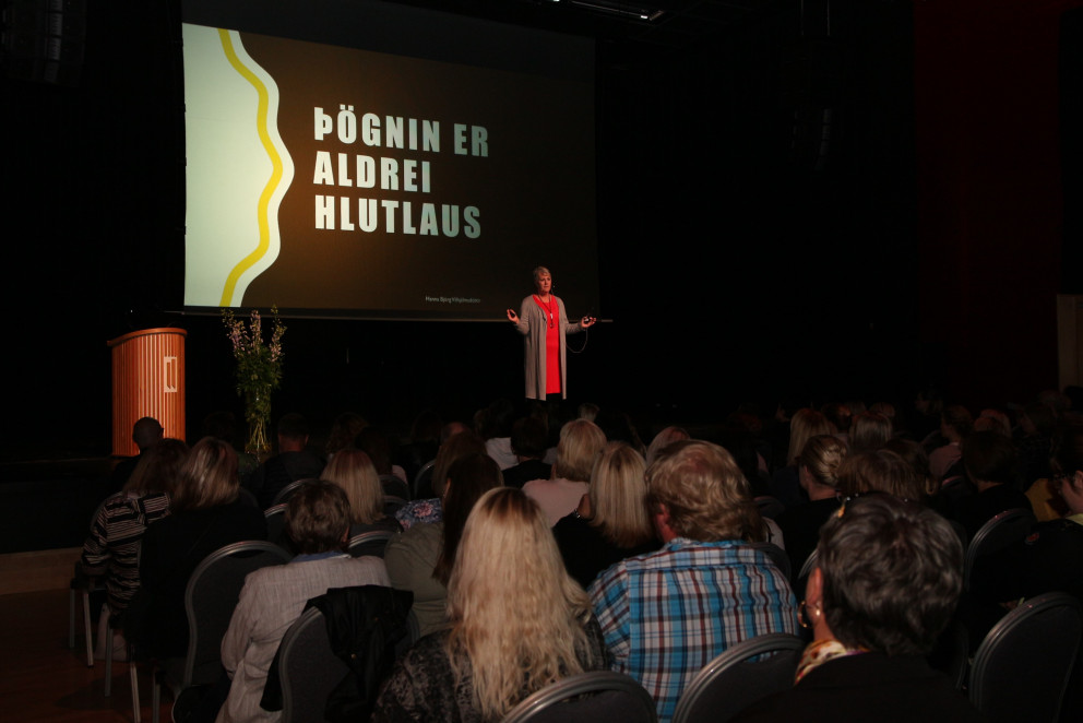 Hanna Björg Vilhjálmsdóttir kennari við Borgarholtsskóla að flytja erindi sitt „Jafnréttisfræðsla -…