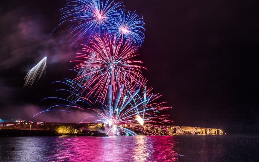Svipmynd frá flugeldasýningu HS Orku á upplýsingu Berginu