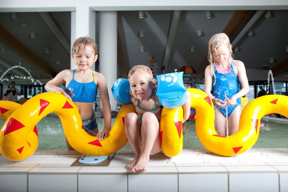 Ekki verður hægt að leika í barnalauginni í Vatnaveröld næstu daga og vikur vegna viðgerða á botni …