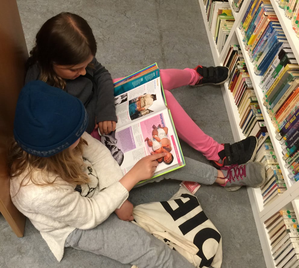 Stúlkur í sumarlestri í Bókasafni Reykjanesbæjar.