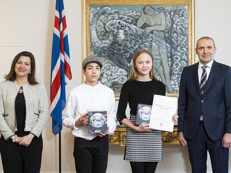 Nemendur Myllubakkaskóla að taka á móti viðurkenningum frá forseta og forsetafrú Íslands.