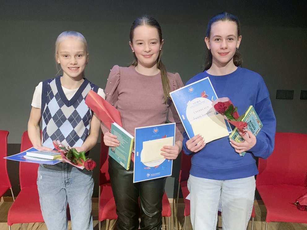 Sigurvegarar keppninnar í ár: Hrund Helgadóttir, Myllubakkaskóla, Freyja Marý Davíðsdóttir, Holtask…