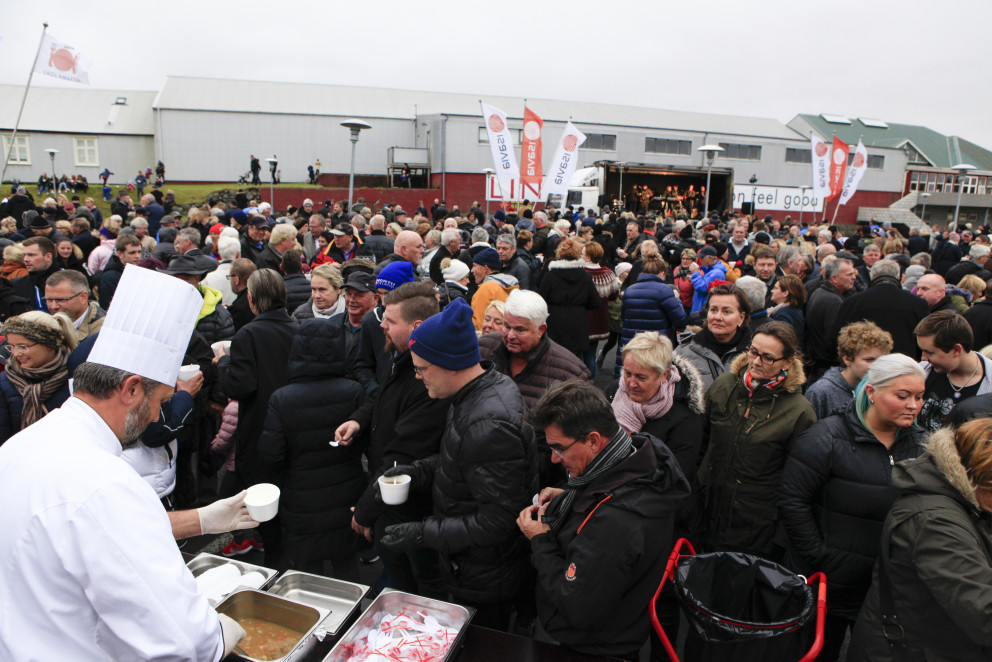 Gestir Bryggjuballs gátu yljað sér á gómsætri kjötsúpu Skólamatar sem útdeildi hundruðum lítra. Ljó…