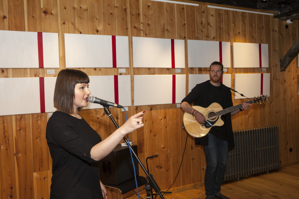 Fríða Dís útskýrir tilurð sýningarinnar. Hjá stendur Smári. Ljósmynd: Víkurfréttir