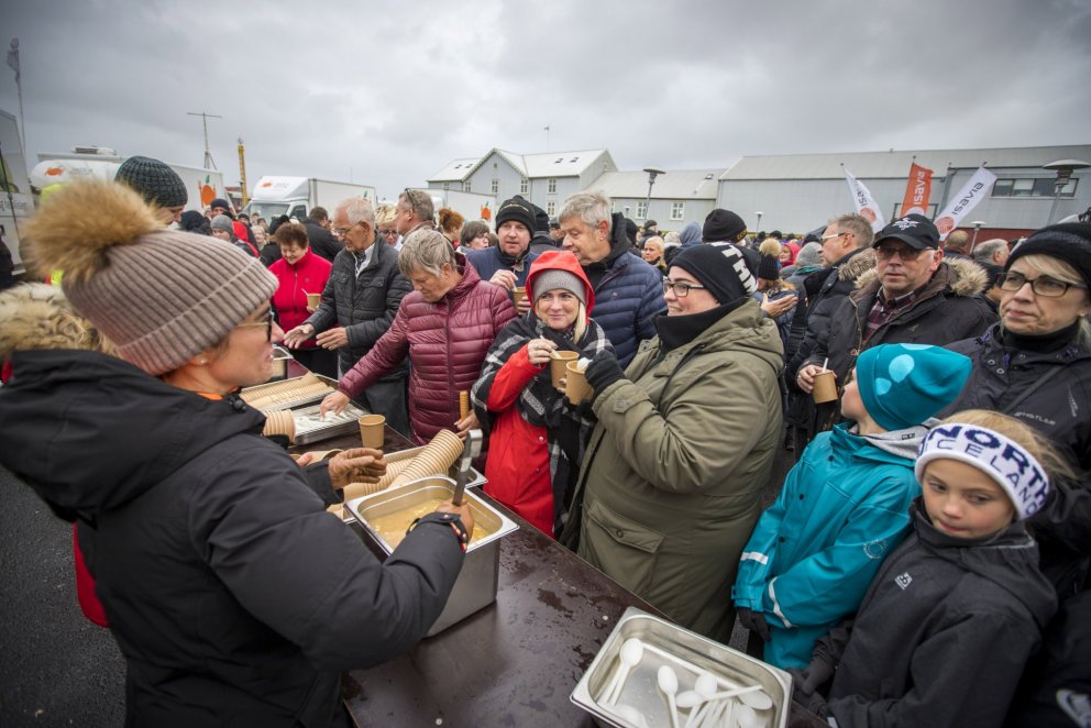 Fanney Axelsdóttir hjá Skólamat skenkir kjötsúpu í tonnavís til Ljósanæturgesta. Ljósmynd: Víkurfré…