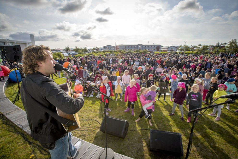 Bæjarbúar fylltu skrúðgarðinn í gær og sungu inn Ljósanótt með Ingó veðurguði og fleiri tónlistarmö…