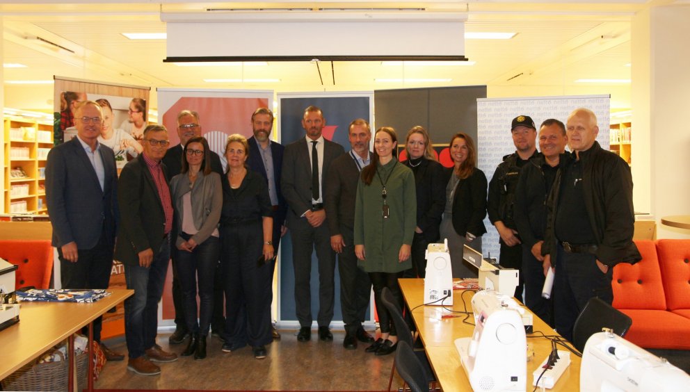 Styrktaraðilar og aðstandendur Ljósanæturhátíðar í saumastofu pokastöðvarinnar „Saumað fyrir umhver…