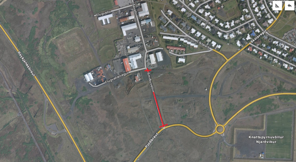 Rauða strikið á myndinni sýnir svæðið sem er lokað fyrir umferð.