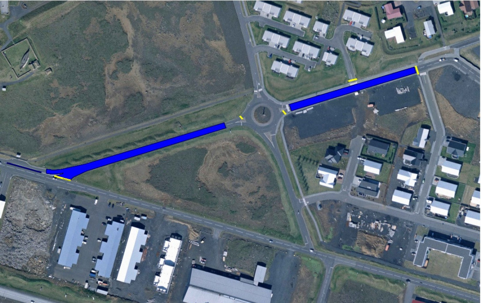 Bláa línan sýnir kaflann sem verður malbikaður.