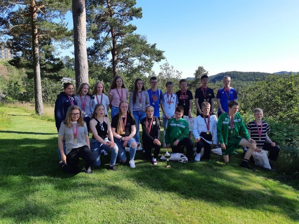 Stúlknalið Keflavíkur og Drengjalið Njarðvíkur með verðlaunapeninga sína í mótslok. Ljósmynd: Krist…