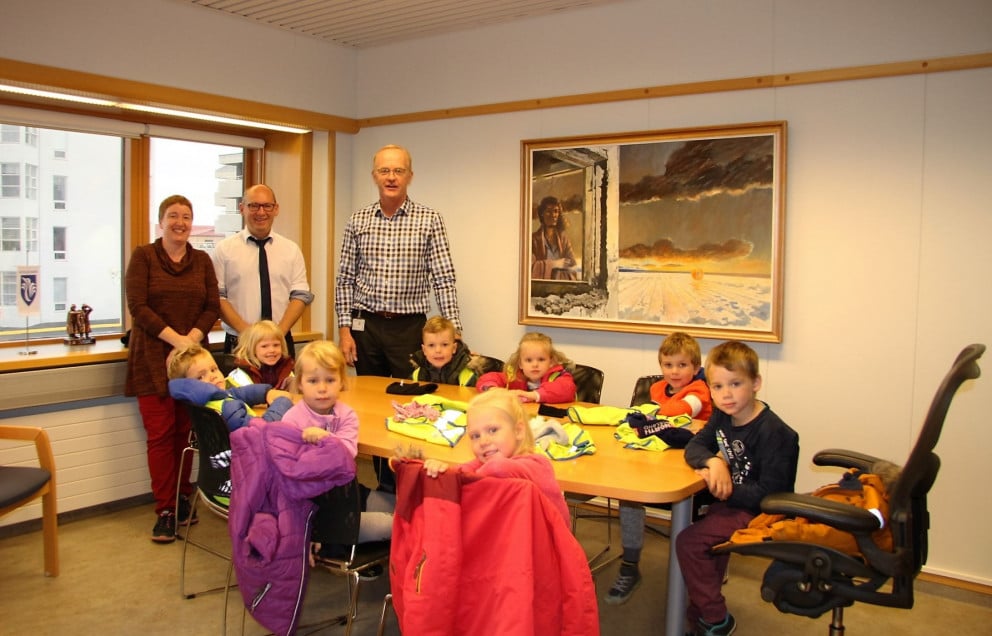 Börnin 8 ásamt kennara sínum Sigurbjörtu Kristjánsdóttur, Helga Arnarsyni sviðsstjóra Fræðslusviðs …