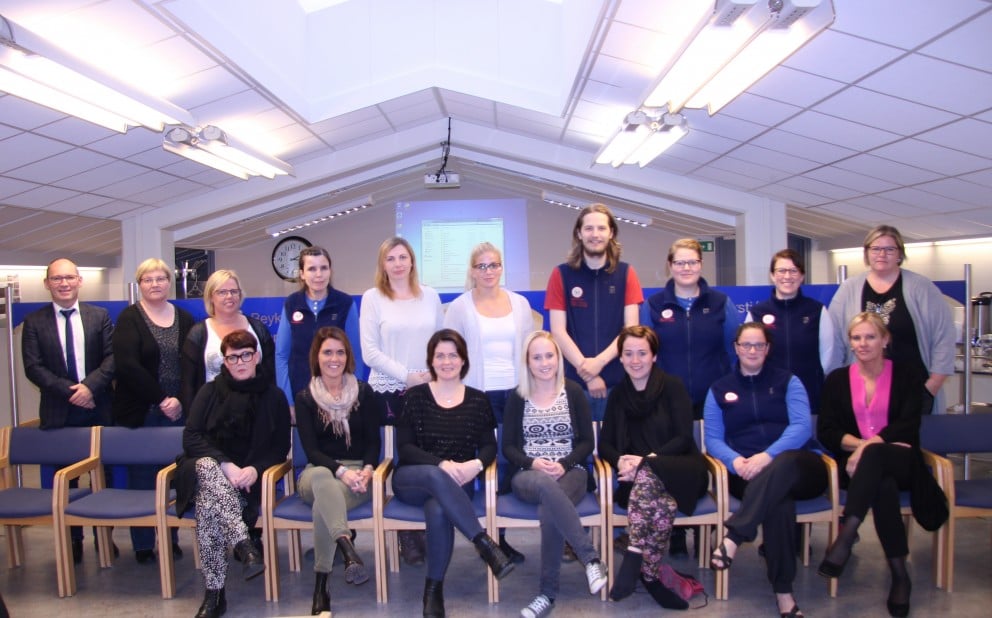 Hér eru nemarnir saman komnir ásamt nokkrum skólastjórnendum, fulltrúum á fræðslusviði og sviðsstjó…
