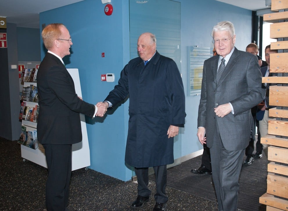 Kjartan Már tekur í hönd á Haraldi. Ljósmynd: Oddgeir Karlsson