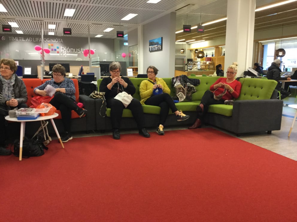 Prjónahópur í Skapandi samveru í Bókasafninu.