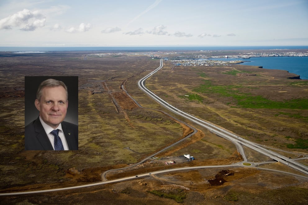 Horft yfir Reykjanesbraut áleiðis að Reykjanesbæ. Innfellda myndin er af Jóni Gunnarssyni samgöngur…