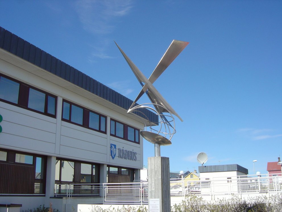 Hægri hlið ráðhúss Reykjanesbæjar með Stjörnuþokusmið eftir listamanninn Erling Jónsson í forgrunni…