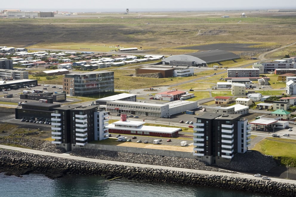 Horft yfir bæinn á fallegum degi.