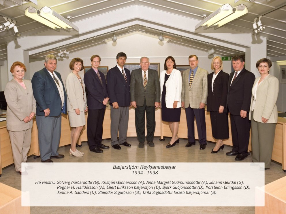 Fyrsta bæjarstjórn Reykjanesbæjar. Ljósmynd: Oddgeir Karlsson