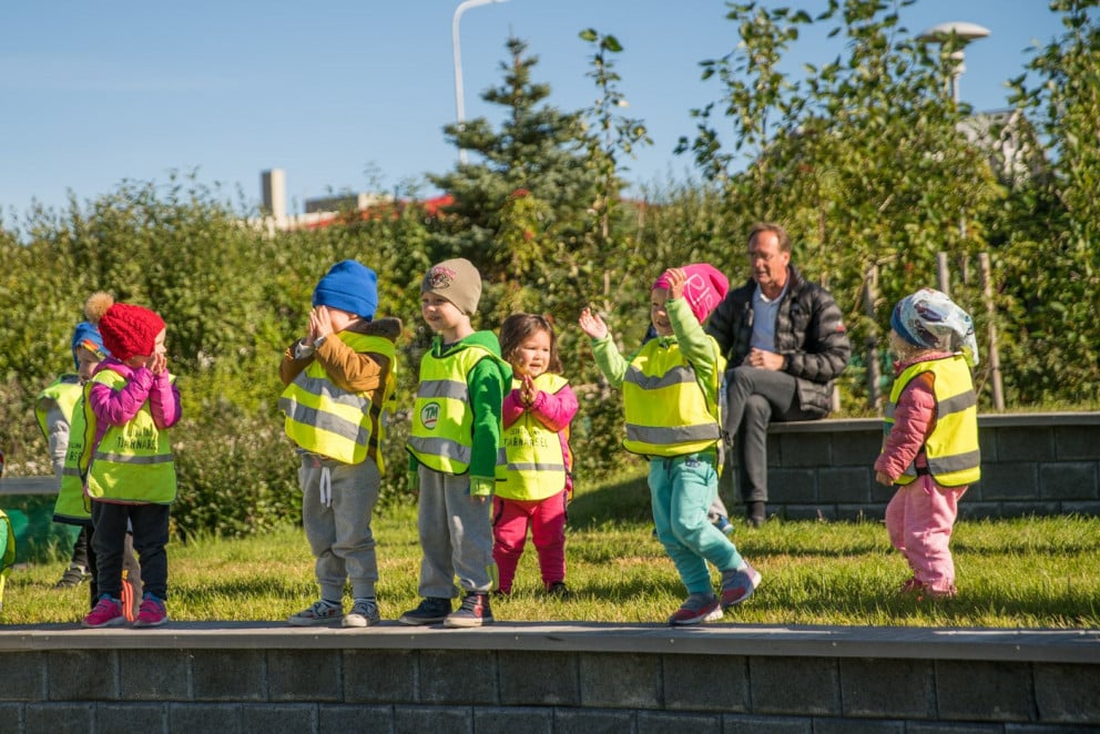 Leikskólabörn fylgjast með setningu Ljósanætur. Ljósmynd: Ozzo