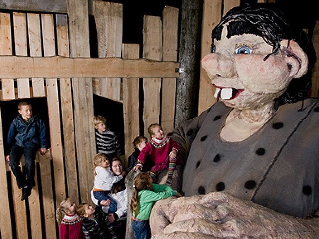 Skessan í hellinum / The Giganta in the cave.