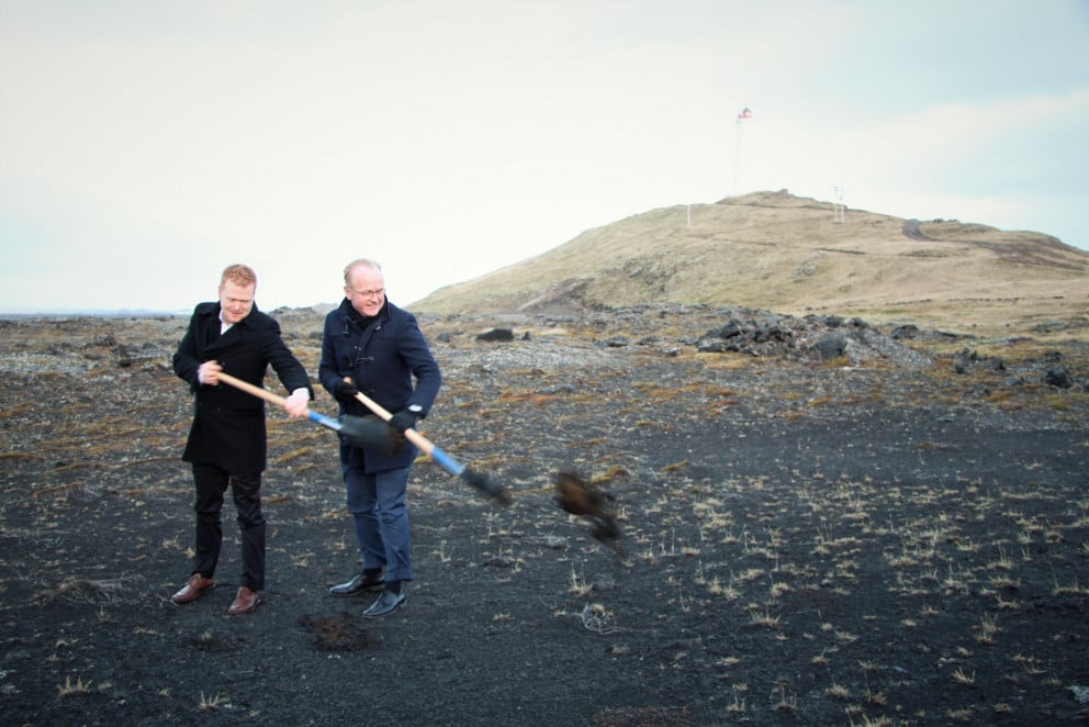 Rúnar Sigurvinsson og Kjartan Már Kjartansson taka fyrstu skóflustungu.