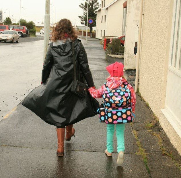 Arkað eftir Brekkustíg til Njarðvíkurskóla fyrsta skóladaginn.